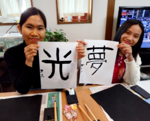 技能実習生、日本のお正月_書初め