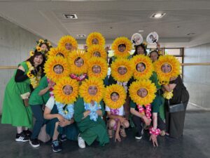 田舎まつり音頭パレードに出発前に記念撮影 ｜ エムリンクホールディングスグループ