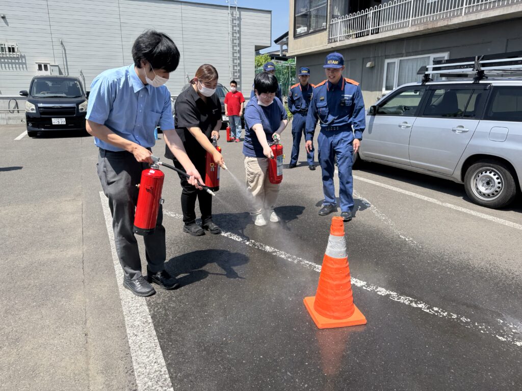 消火器を体験 | 避難訓練 | エムリンクホールディングスグループ